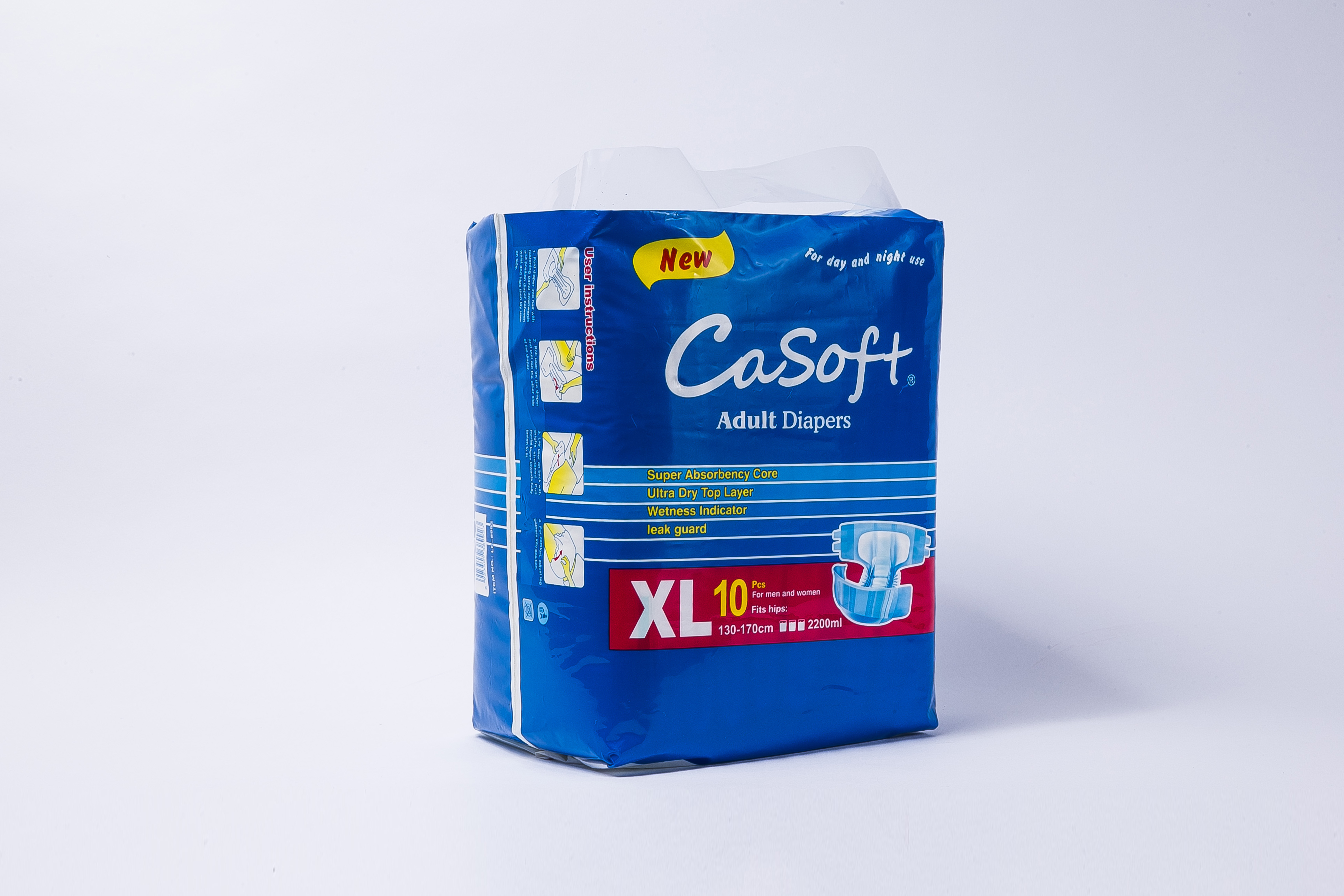 El adulto disponible de la pretina elástica levanta el pañal para la ropa interior