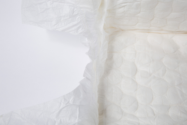 Un pañal para adultos cómodo de tela no tejida de grado para pantalones